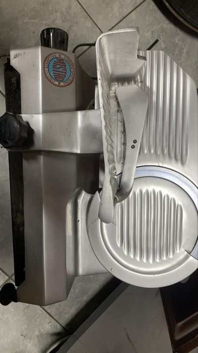 Krajalnica przemysłowa do wędlin i serów.