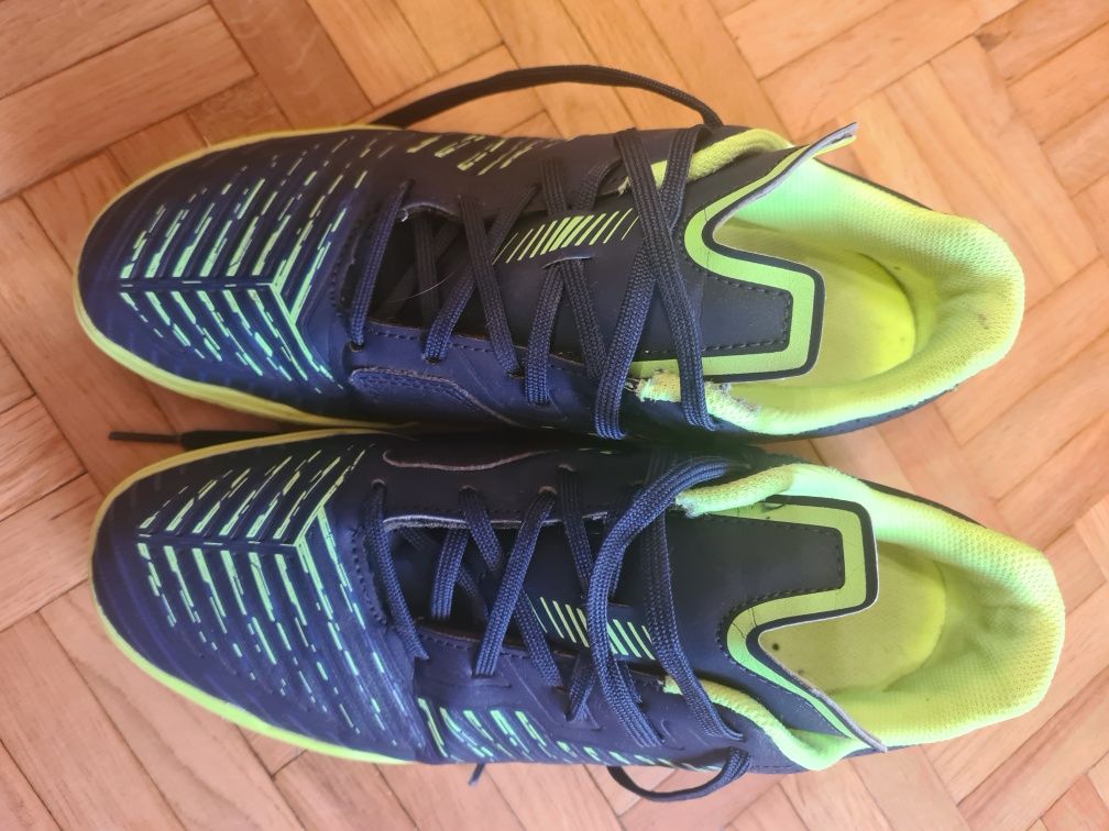 Buty do piłki nożnej z decathlonu halówki rozm 42, 26,5cm 
P