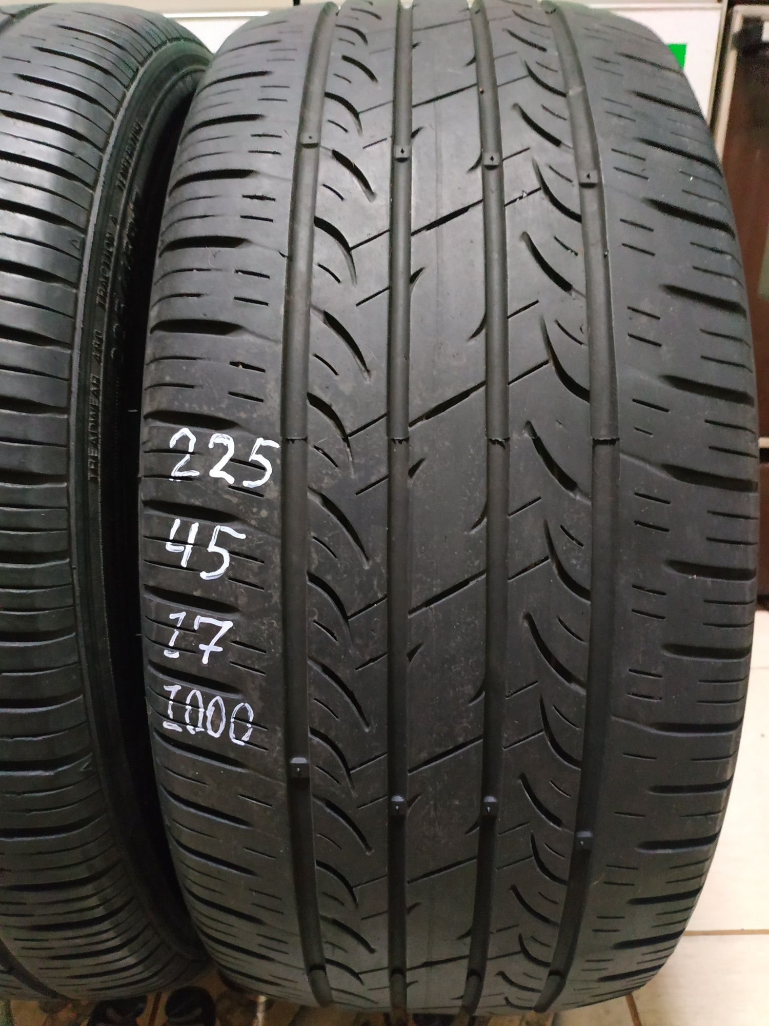 Шини 225 45 17 KUMHO SOLUS KH 25 ВСЕСЕЗОНІ  є комплекти і пари