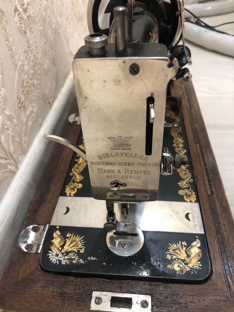 Антикварная швейная машинка TEUTONIA антикварна швейна машина