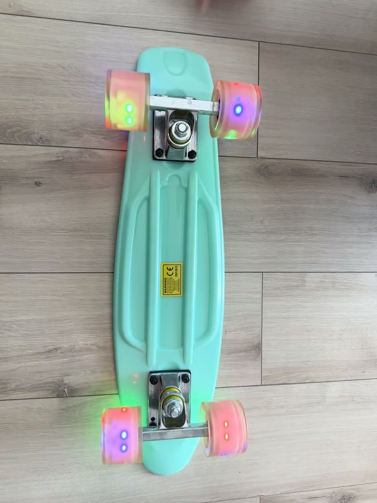 Deskorolka Fiszka LED – Skate różowe koła skate or die