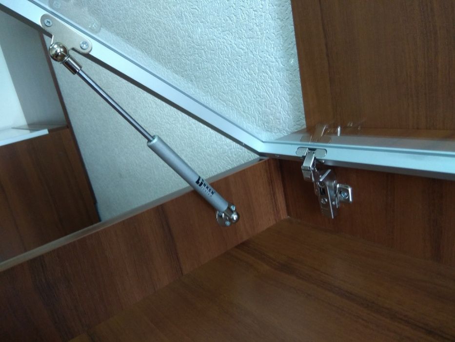 Витрины торговые из ДСП со стеклянной крышкой на газлифте (3шт)