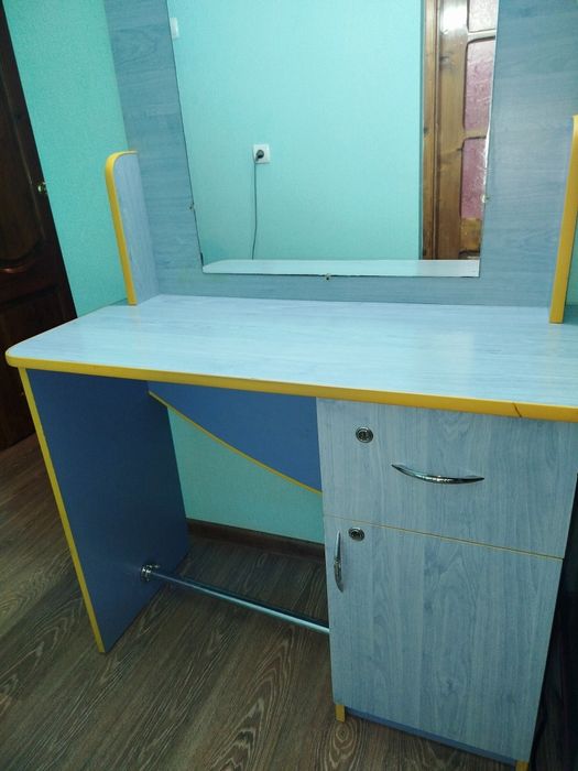 Стіл із дзеркалом, підсвіткою, тумбою, Туалетний столик трюмо, перукар