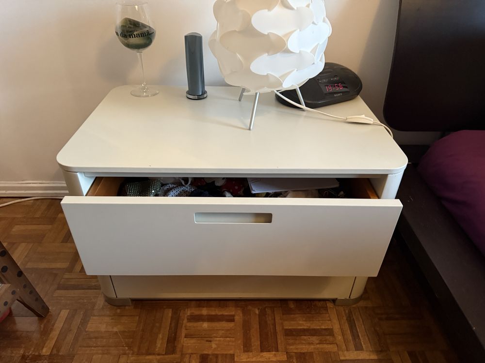 Mesa de cabeceira branca baixa