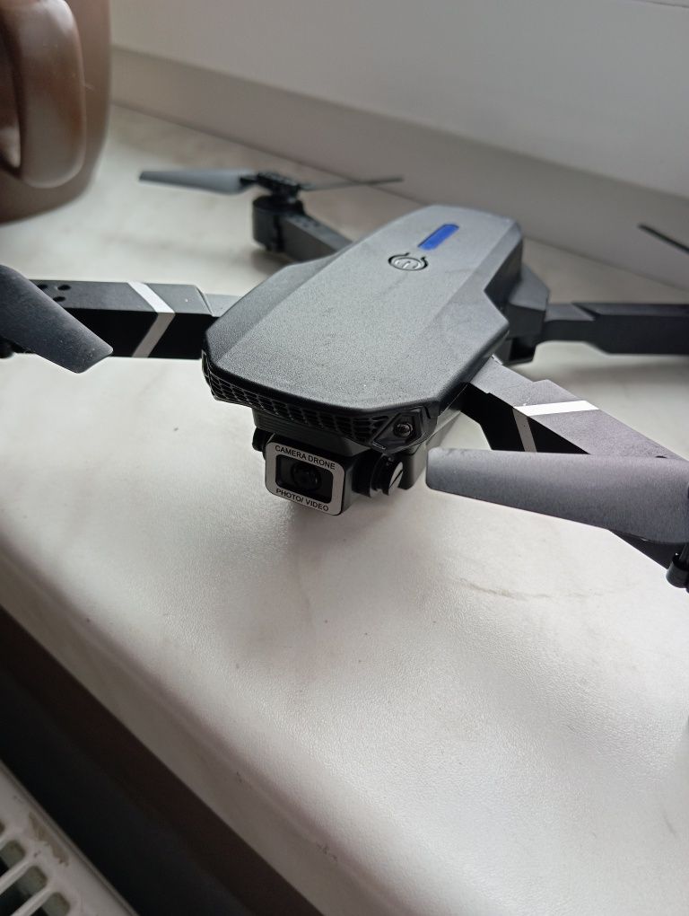 Dron z kamerą HD – składany, lekki, idealny dla początkujących

Opi