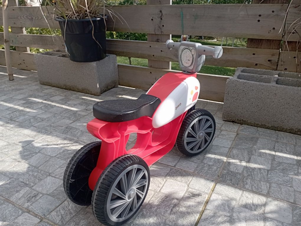 Bicicleta sem pedais para criança de 2 e 3 anos em bom estado.