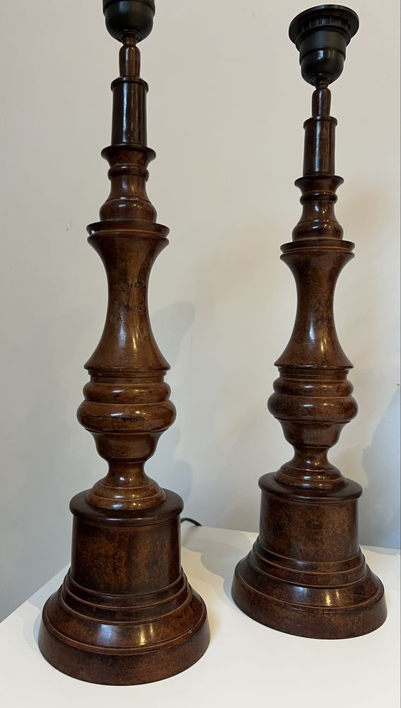 Para klasycznych podstaw lamp stołowych