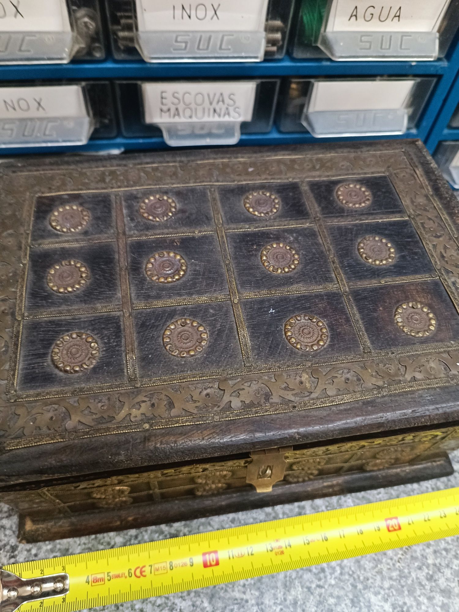 Baú antigo madeira e latao