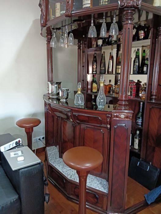 Móvel bar em cerejeira com 2 bancos  prateleiras cima por baixo em  fr