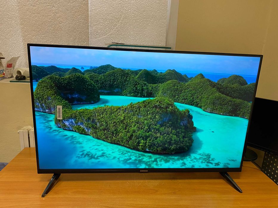 Безрамочный 4К телевизор Samsung SmartTV 45' 2/16GB Wi-Fi IPTV BT IPTV