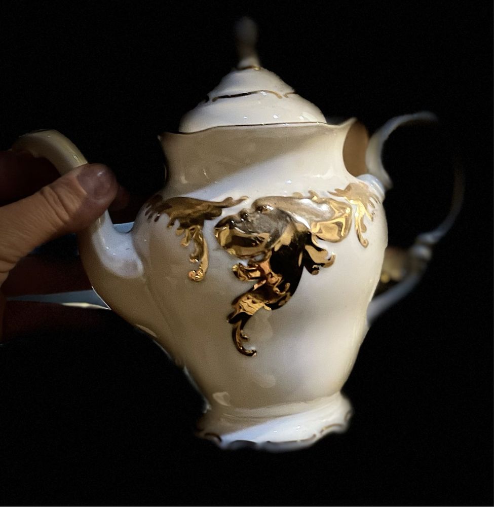 Porcelanowy serwis kawowy z motywem złotego liścia Fryderyka