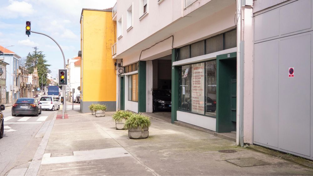 Vende-se ou aluga-se armazem/loja/garagem 1000m2