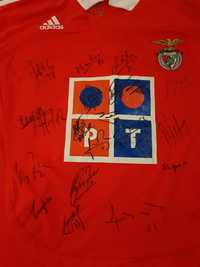 T-shirt autografada SLB.