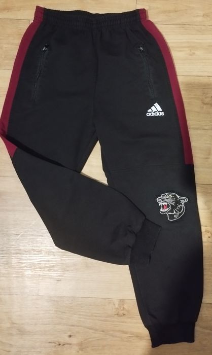 Джинси 134 см; спортивні штани 128 см