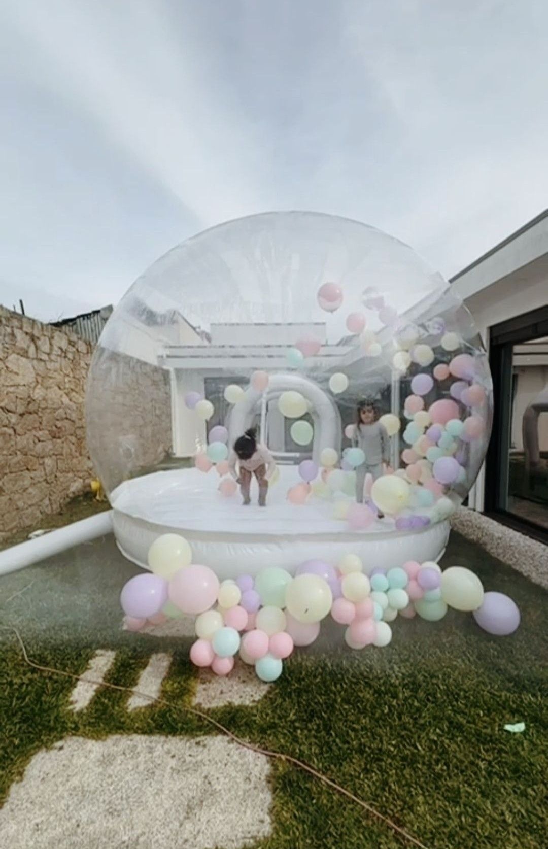 Insuflável bubble house 7m C/ zona de salto - Venda