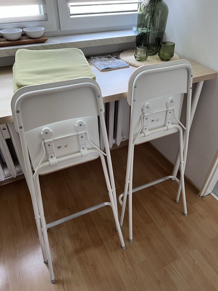 Stół z wysokimi krzesłami/hokerami IKEA