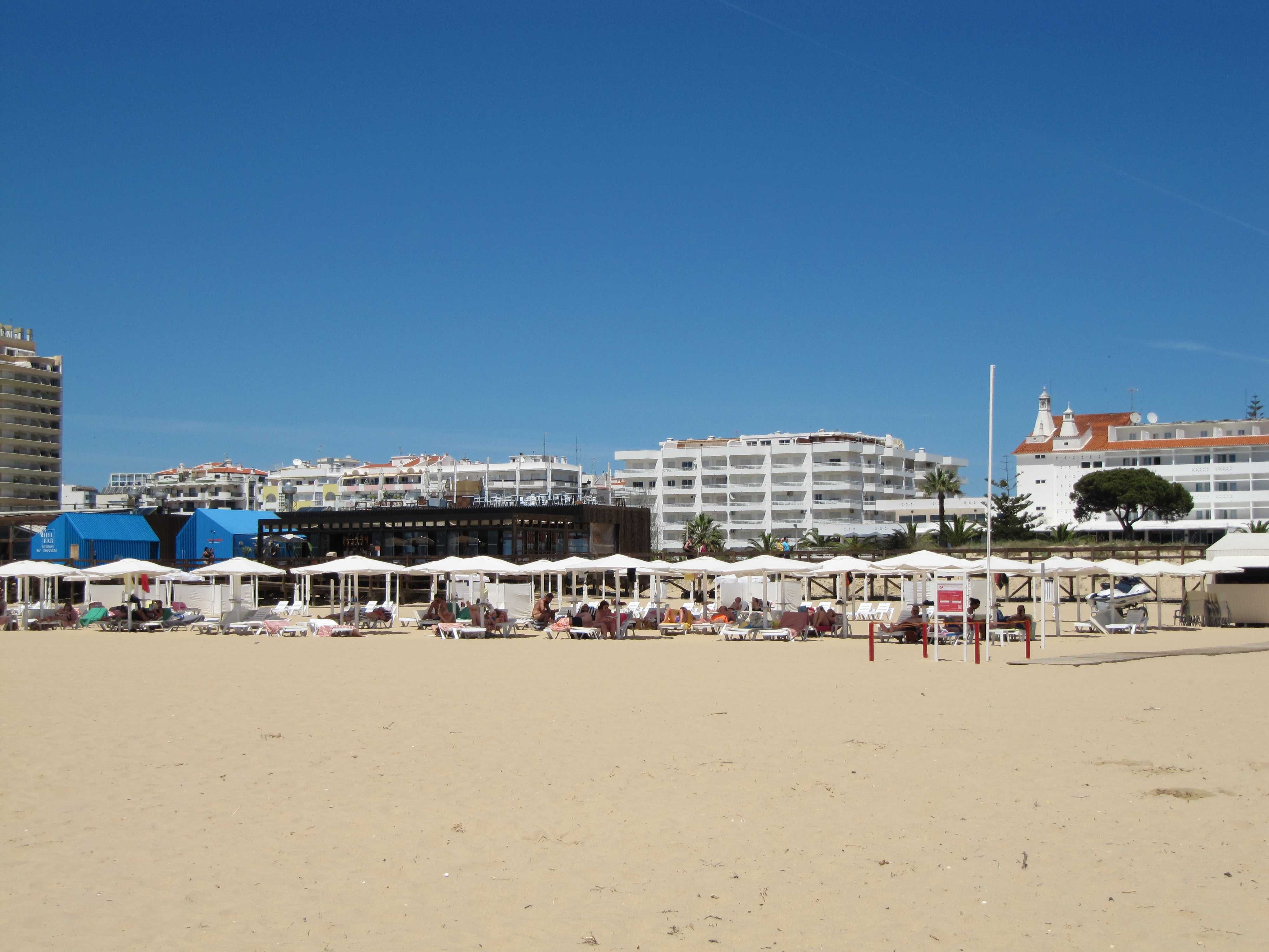 T1, Monte Gordo, frente à praia