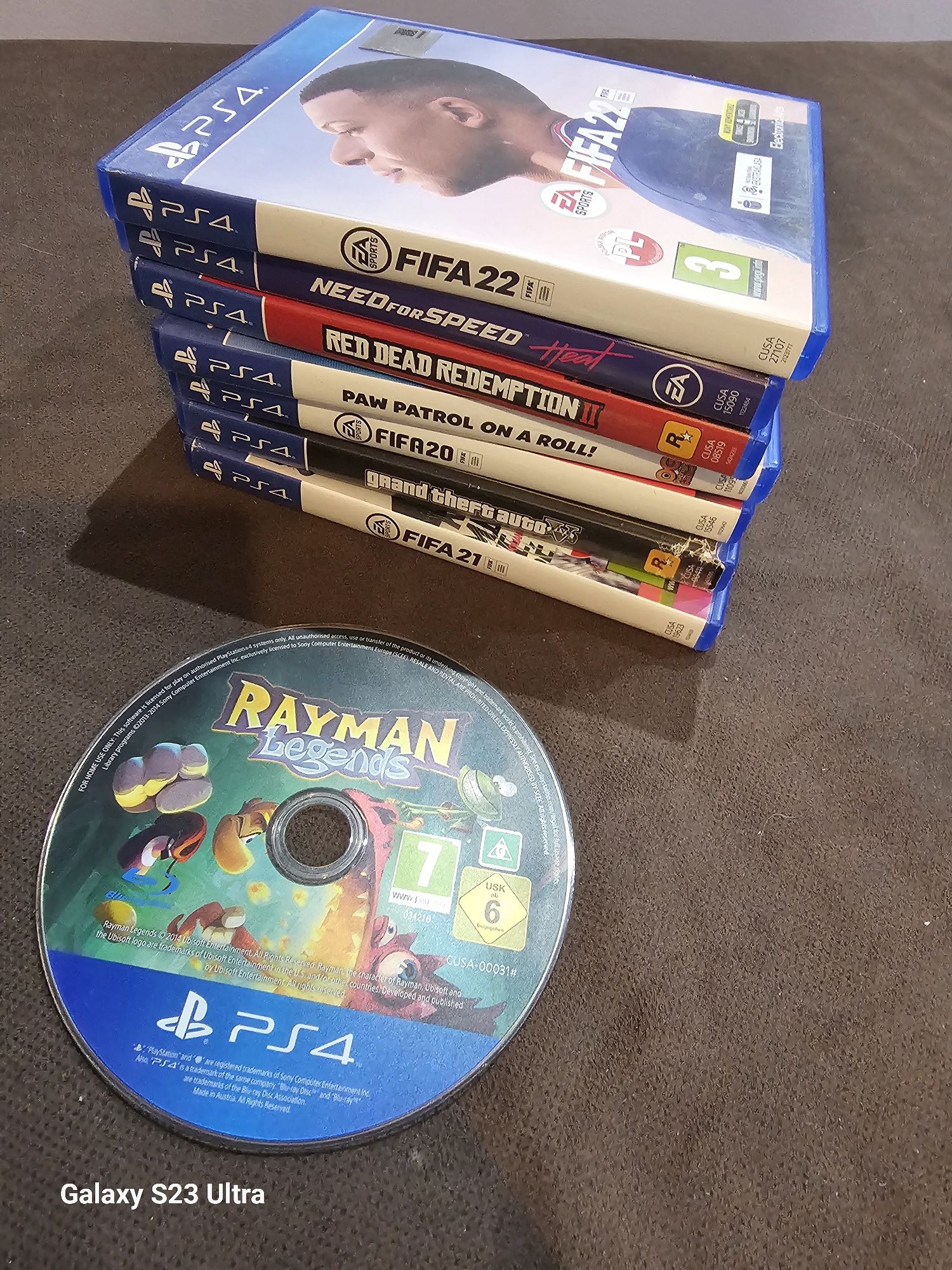 PS4 pro. Dwa pady, stacja dokująca plus gry.