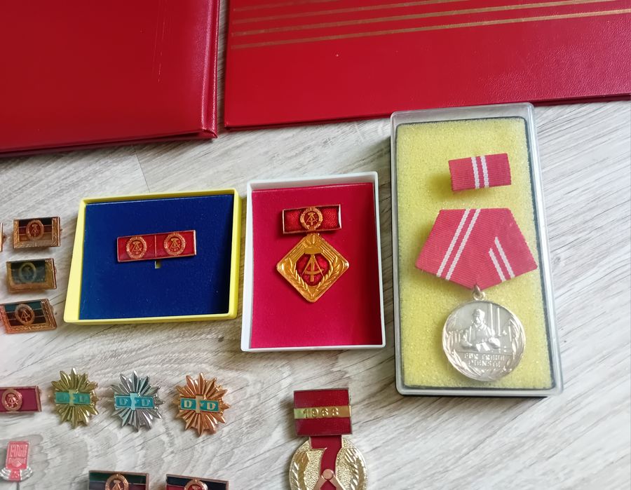 Medale /odznaczenia DDR + 2 teczki na dokumenty