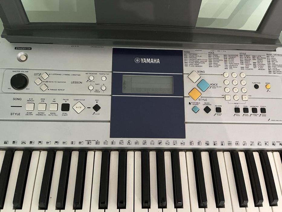Продам синтезатор YAMAHA PSR E323