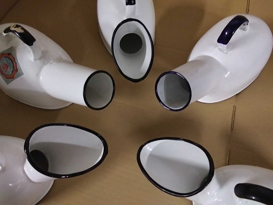 Stare przedmioty z PRL-u zabytek oryginalne naczynie eksponat metalowe