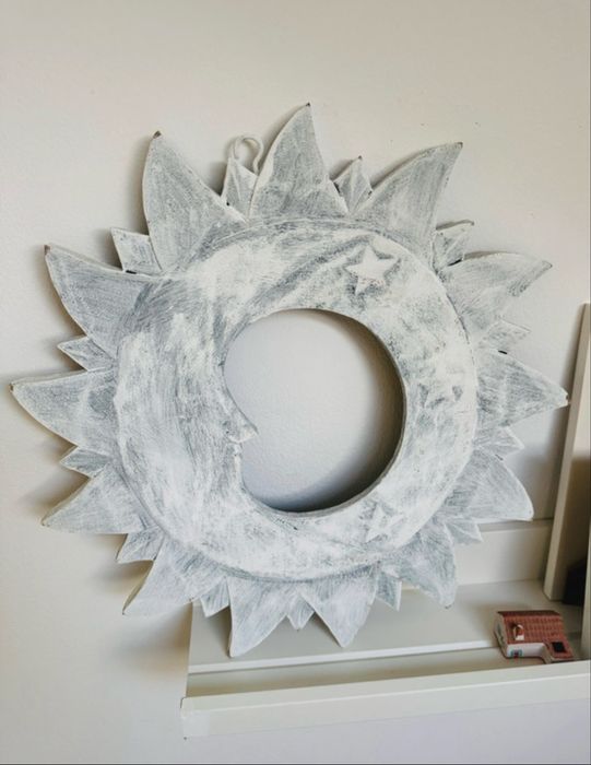 Peça decorativa em madeira sol e lua