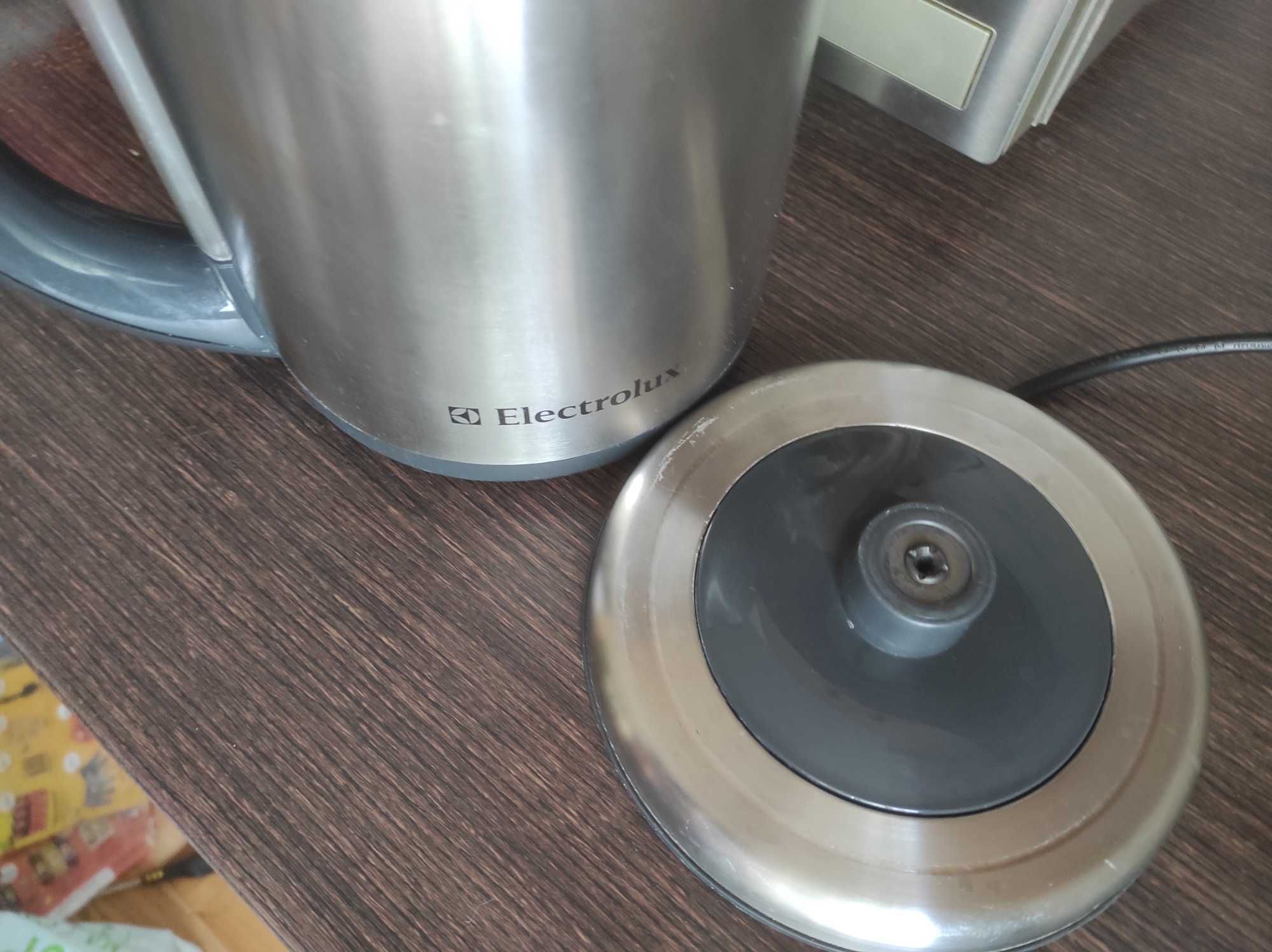 Електрочайник Electrolux EEWA7500 2400Вт цифровий дисплей