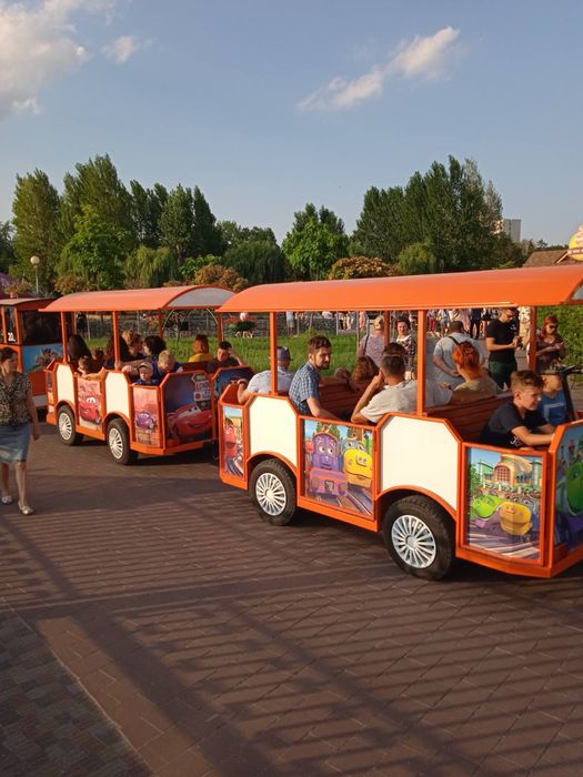 Паровоз. Потяг. Дитячий атракціон.