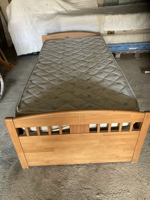 Cama de solteiro em bom estado com colchão