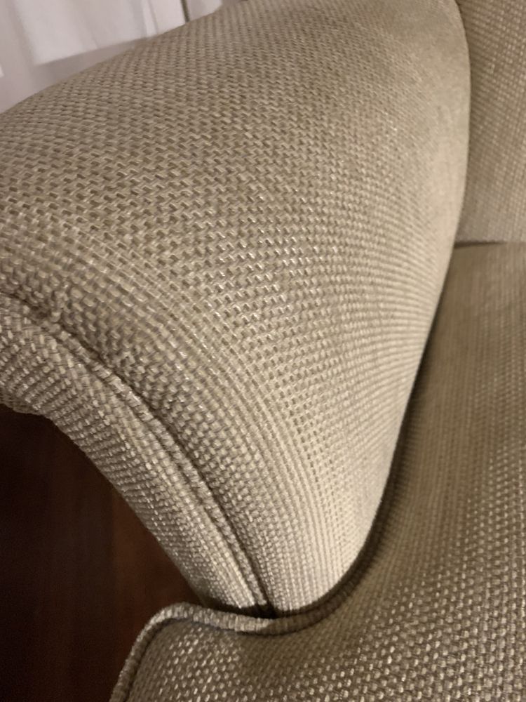 Sofa maple de orelhas forrado ha um ano