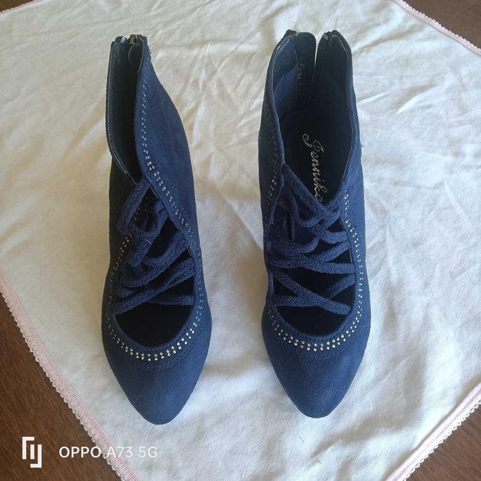 Botas e sandálias em bom estado