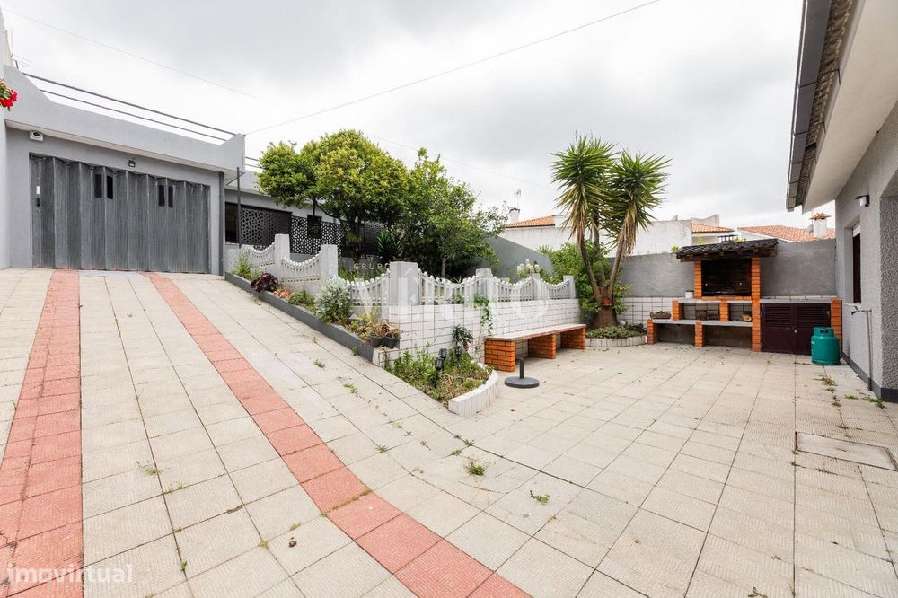 Moradia T4 Geminada em Terroso – Excelente Exposição Solar e Espaços A