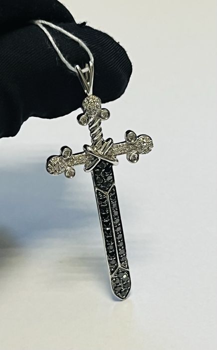 Золотой крестик с бриллиантами