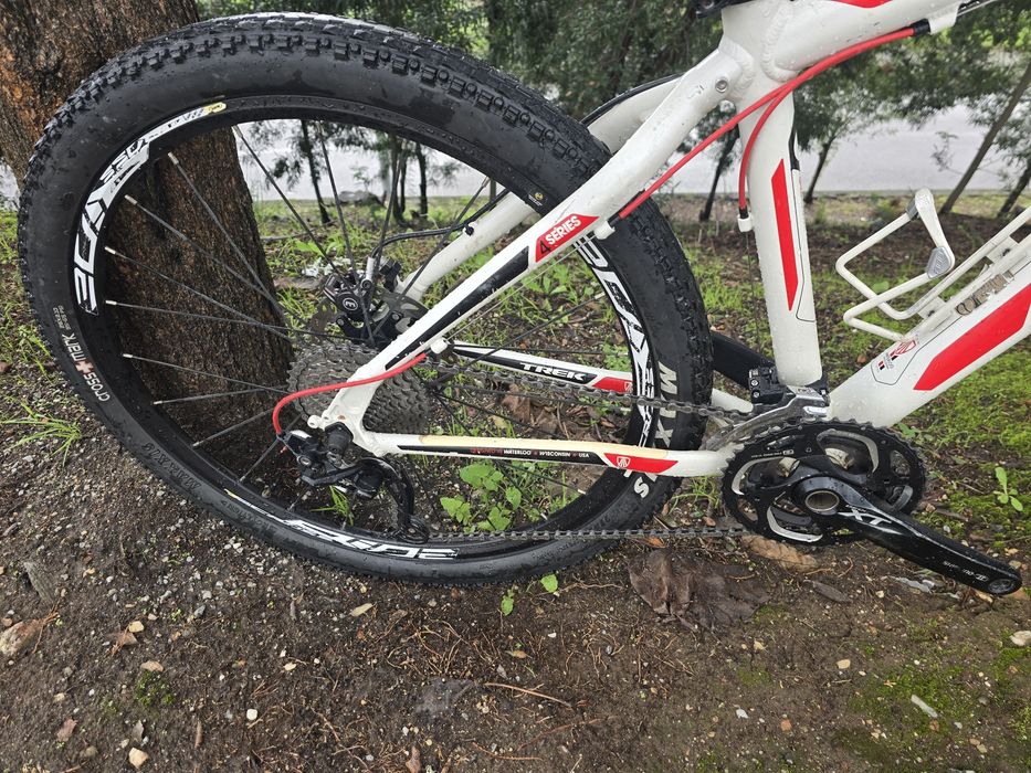 Bicicleta btt s trek bem equipada