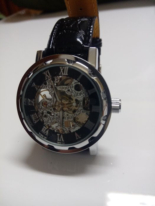 Relógio com mecanismo á vista