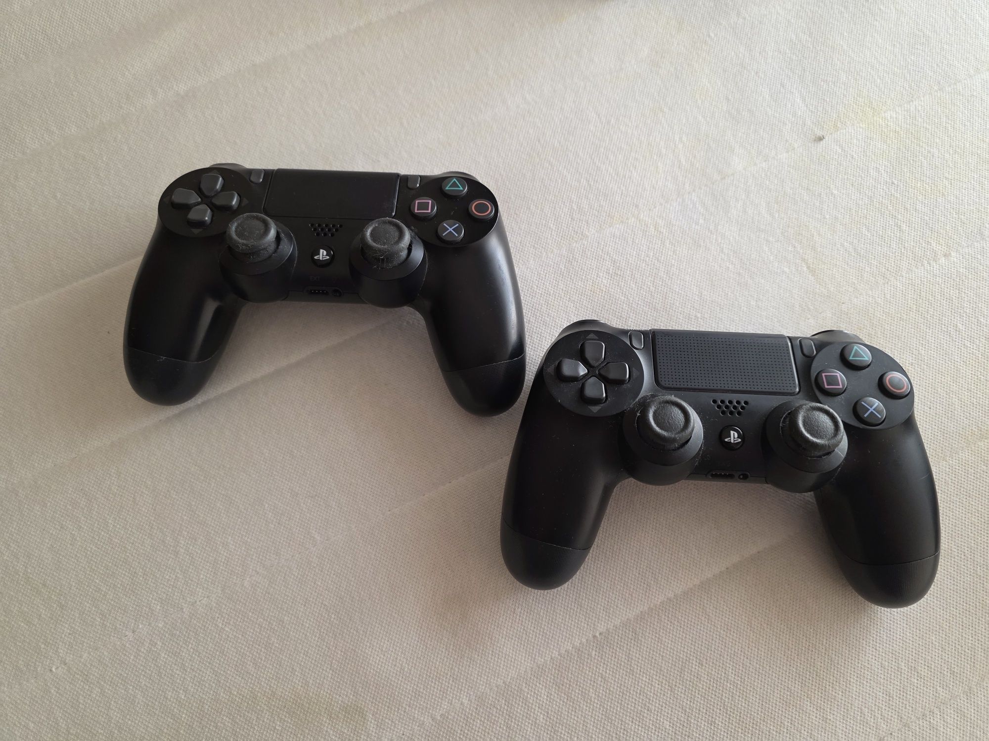 PS4 + 2 comandos + base de arrefecimento e carregamento + headsett