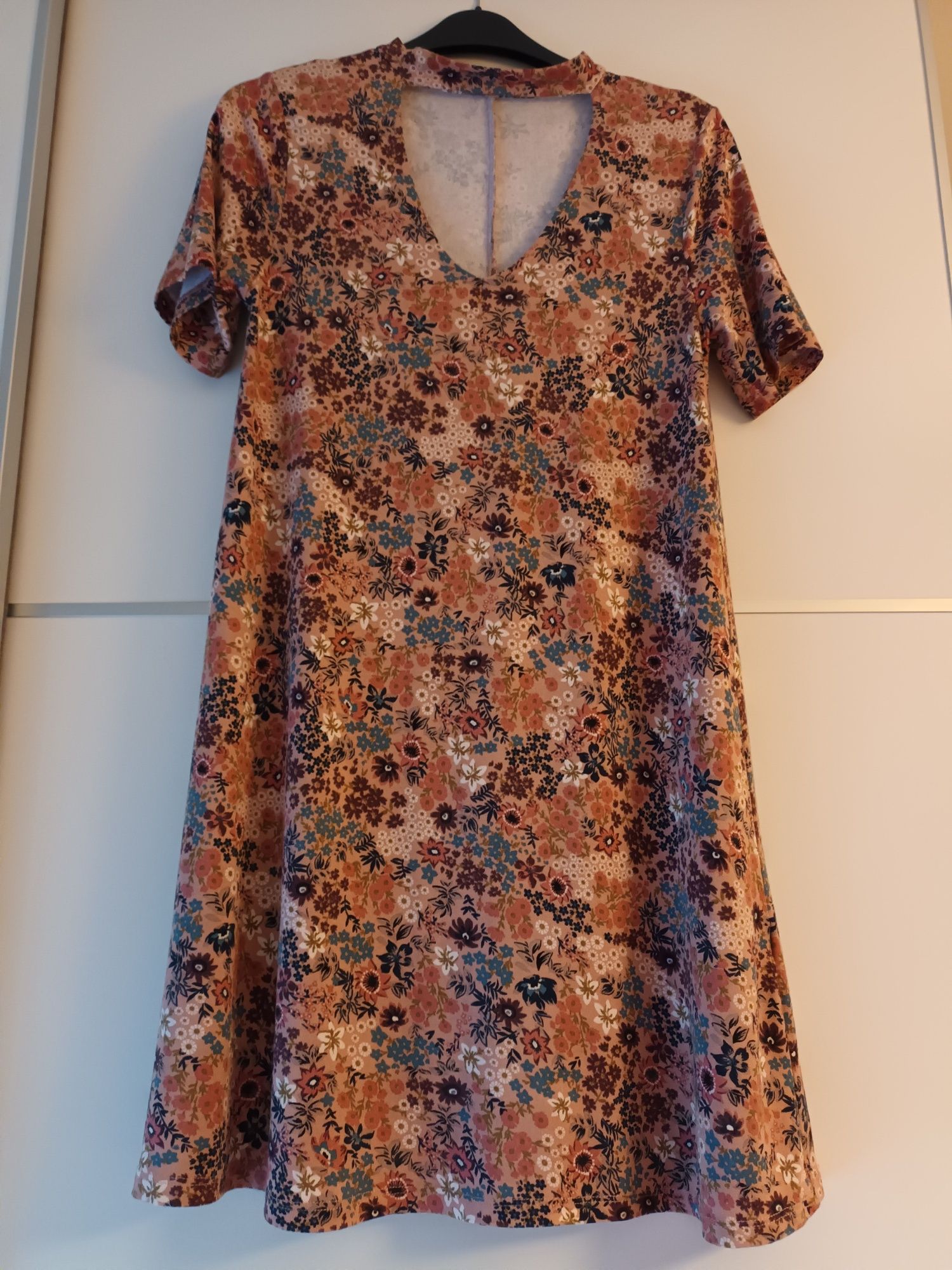 Vestido curto em tons castanhos