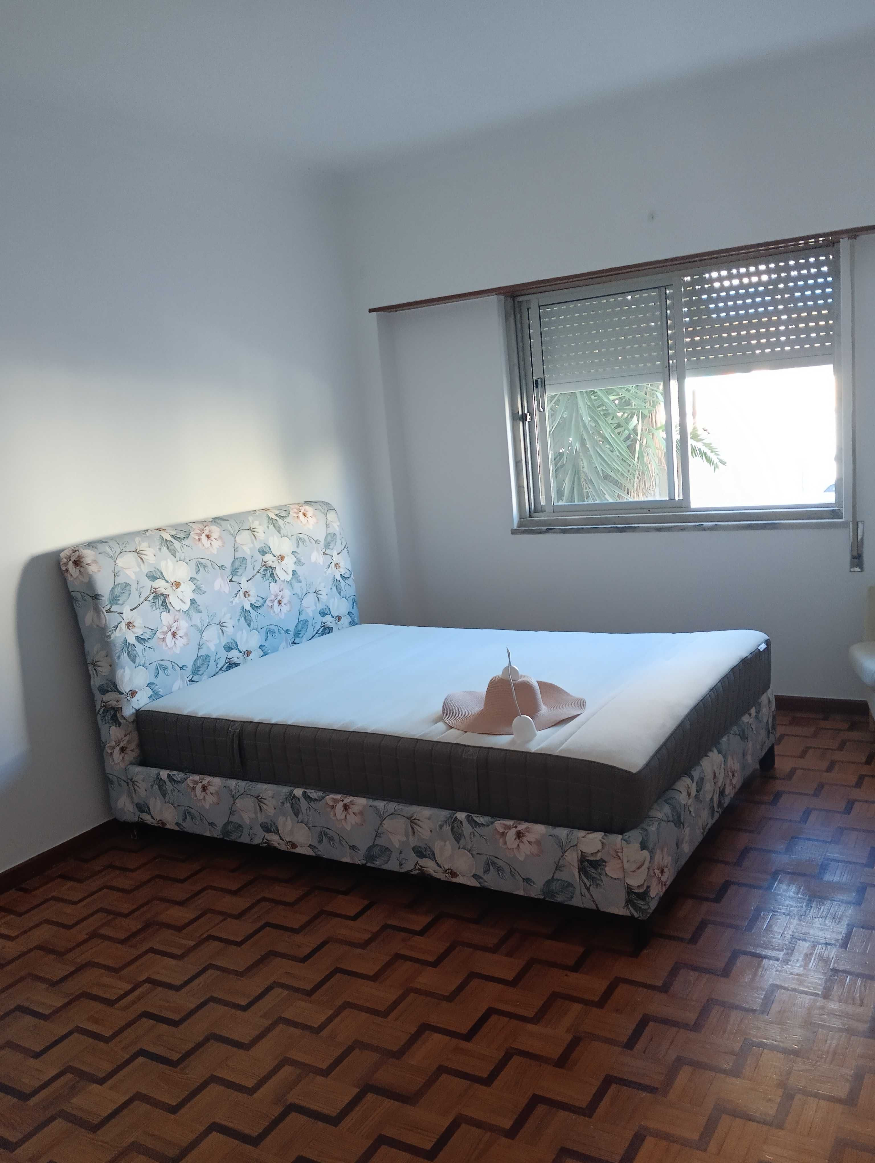 Aluga-se quartos em Moradia e Jardim no Feijó Almada