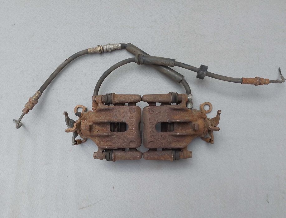 На Ford Focus MK1 Форд Фокус задні гальмівні супорти, ціна за пару.