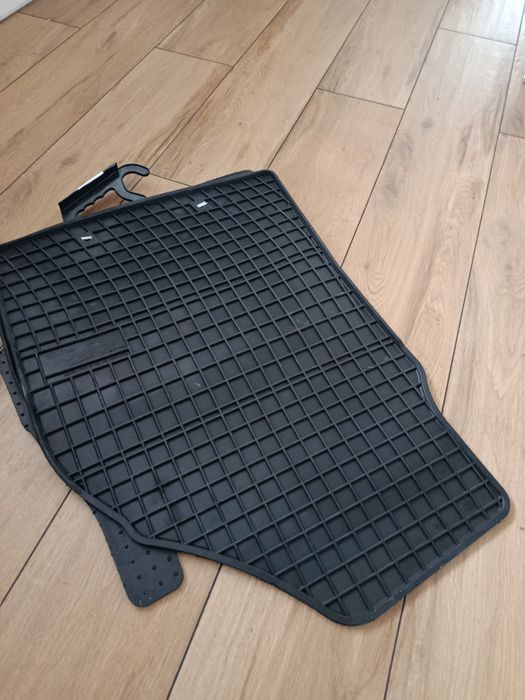 Dywaniki gumowe toyota Yaris IV