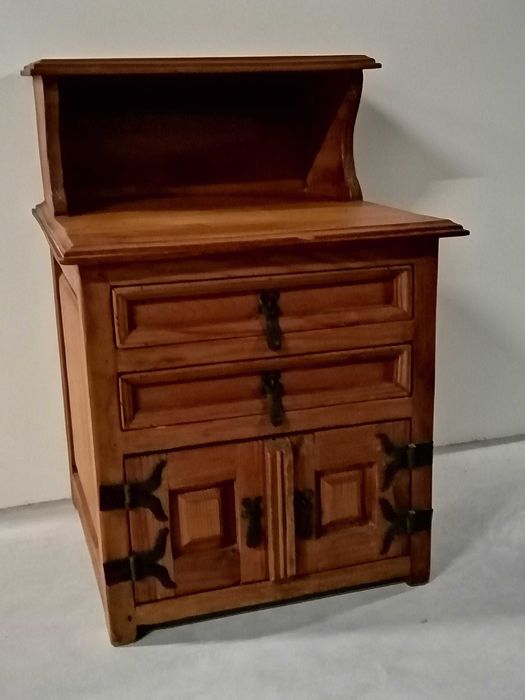 Duas mesas de cabeceira