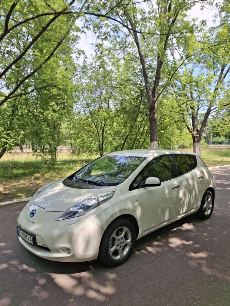 Nissan leaf 2011року