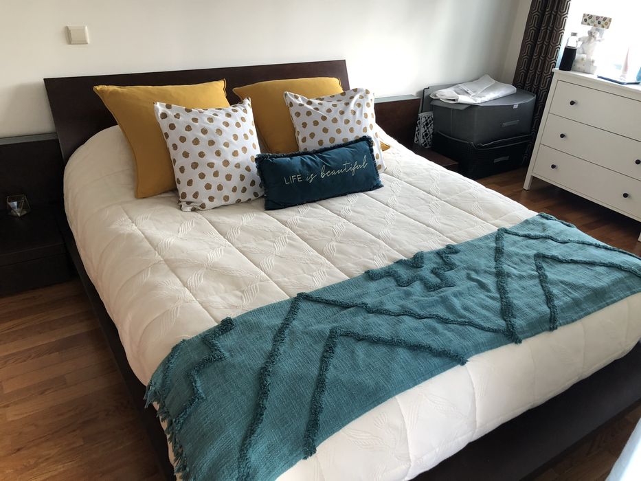 Cama casal com estrado e mesas cabeceira