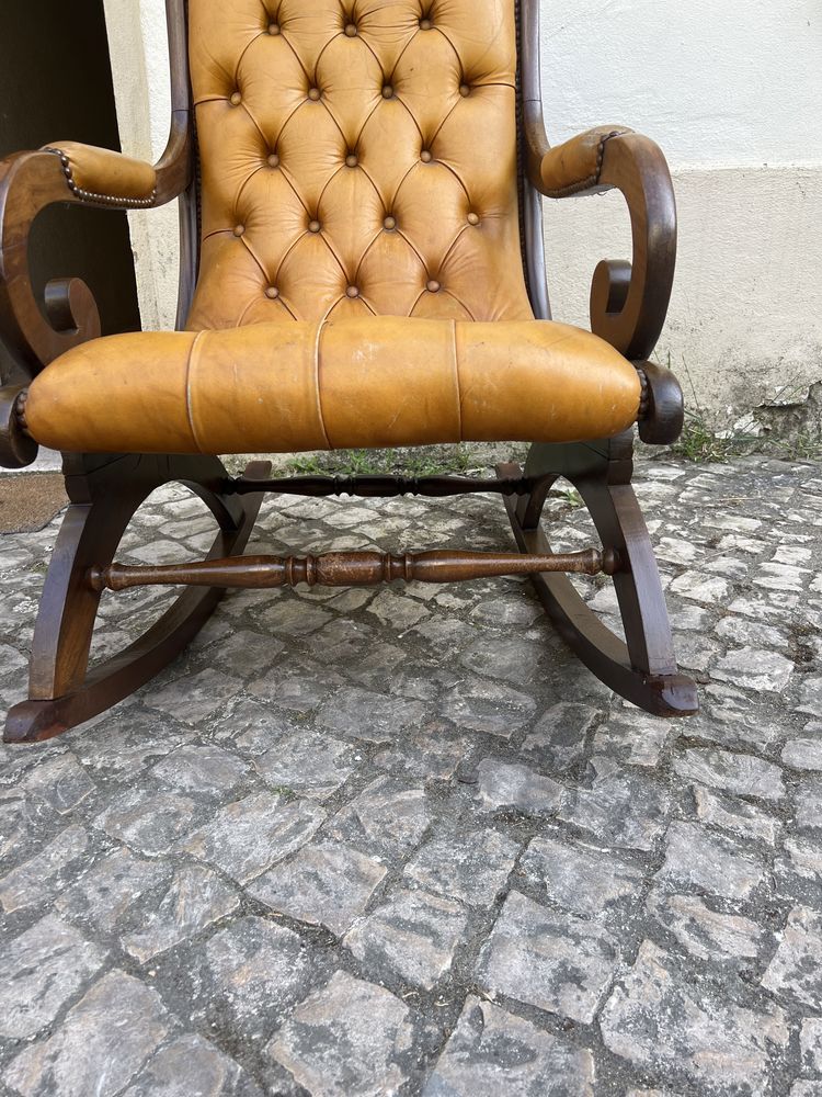 Cadeira de baloiço em pele vintage