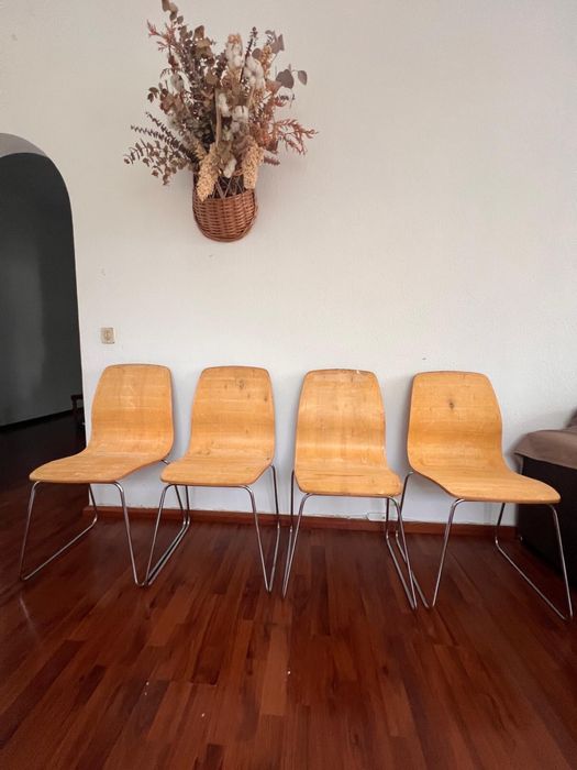 Cadeira sem estofado de assento com os pés cromados. Pra restauro