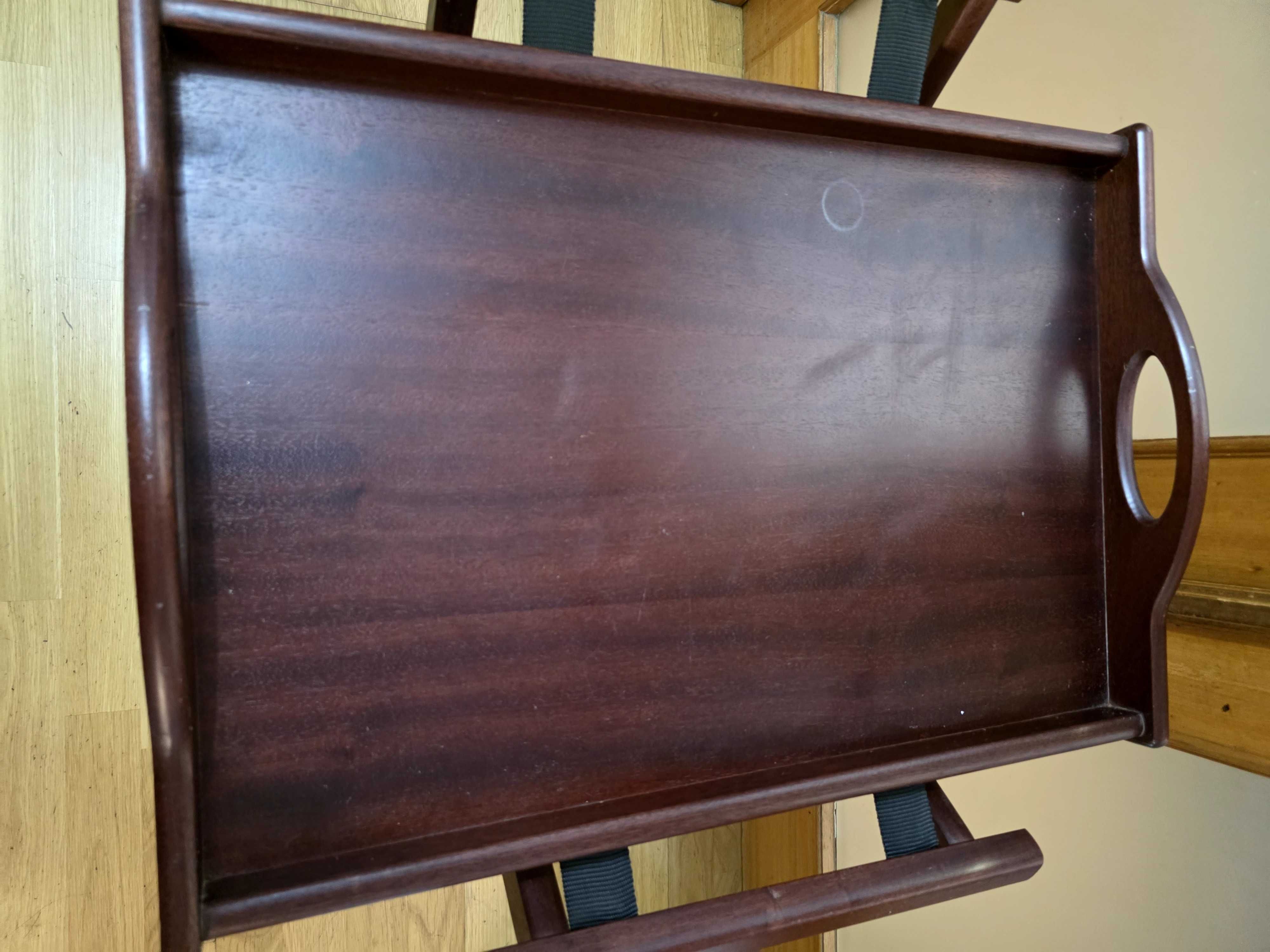 Mesa de apoio com tabuleiro
