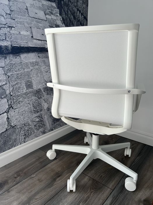 Nowy designerski fotel biurowy TOPSTAR Sitness Life 40 – biały mat