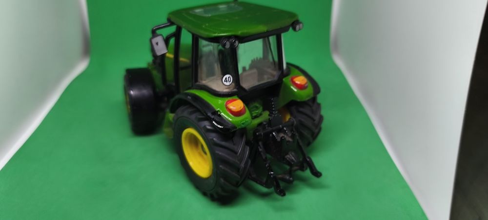 Siku traktor John Deere 1 32