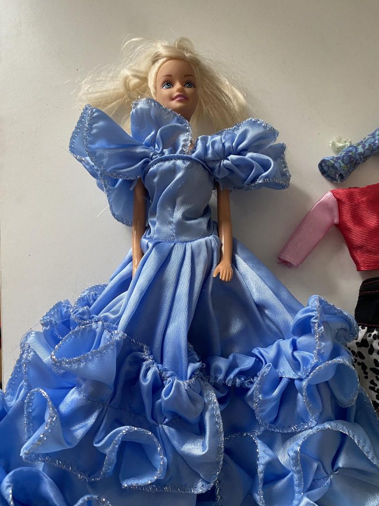 Plastikowa lalka podobna do Barbie z kolekcją ubranek vintage