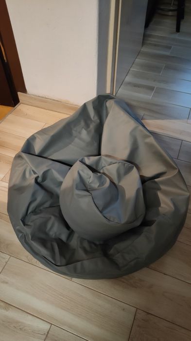 Pufa domaiedzenia z podnóżkiem